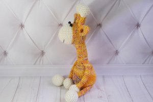 В'язана іграшка "Кольорові Жирафики"