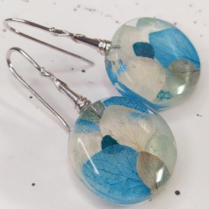 Робота Сережки-кругляшки з гортензією