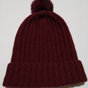Работа Женская тёплая шапка бини с помпоном