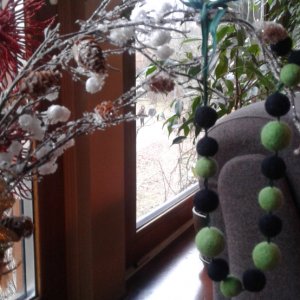 Работа бусы из шерсти