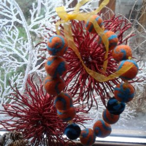 Работа украшения из шерсти