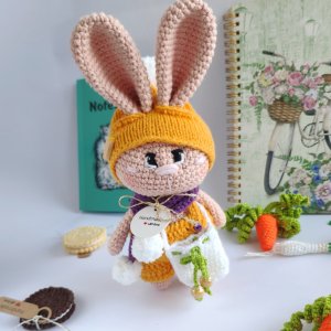 Работа Детская вязанная игрушка Зайчик с морковкой