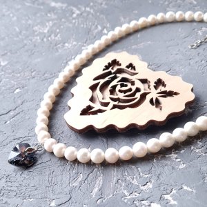 Работа Колье из натурального жемчуга с подвеской сердце Swarovski