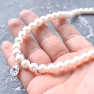 Робота Кольє з натуральних перлів з кристалом у позолоті