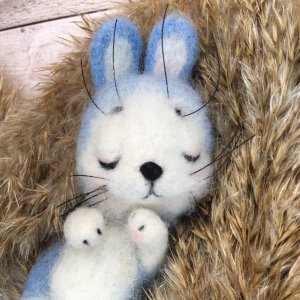 Работа Зайчик из шерсти