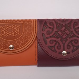 Работа Женский кошелек кожаный с тиснением