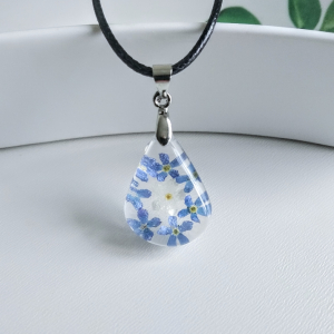 Работа Кулон с незабудками.