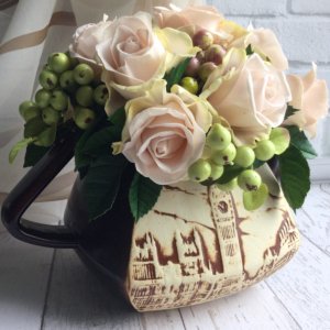 Работа Интерьерные розы в керамическом чайнике