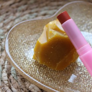 Робота Бальзам для губ з кольором