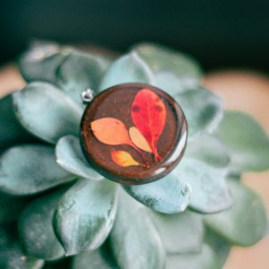 Работа Кулон с листочками барбариса, дерево и эпоксидная смола