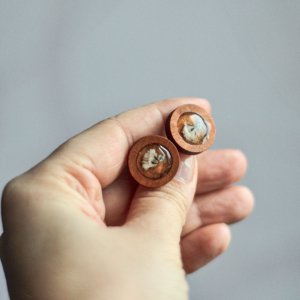 Работа Запонки из дерева с белой цветочком гипсофилы