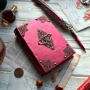 Работа Красный блокнот с сердечками