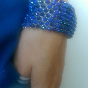 Работа СИНИЙ ШИРОКИЙ БРАСЛЕТ ИЗ БИСЕРА И ХРУСТАЛЬНЫХ БУСИН