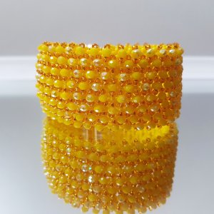 Работа Желтый широкий браслет из бисера и хрустальных бусин