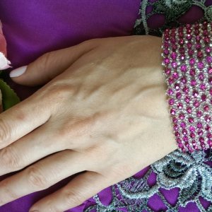 Работа ФИОЛЕТОВЫЙ ШИРОКИЙ БРАСЛЕТ ИЗ БИСЕРА И ХРУСТАЛЬНЫХ БУСИН