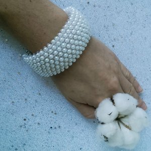Работа БЕЛЫЙ ШИРОКИЙ БРАСЛЕТ ИЗ БИСЕРА И ХРУСТАЛЬНЫХ БУСИН