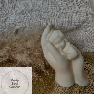 Работа Соевая свеча - «Малыш в маминых руках» 14 см 