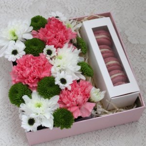 Робота Композиції з квітів у коробці