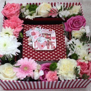 Робота альбом у квітковій композиції