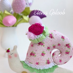 Работа Улитка Тильда розовый "Роза"