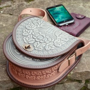 Работа Серая с пудровыми кожаная сумка через плечо с тиснением