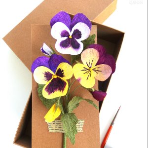 Работа Коробочка подарочная с фиалками