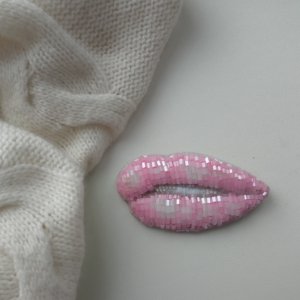 Работа Брошь LIPS Нежный поцелуй