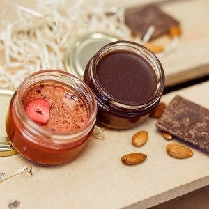 Работа Набор шоколадный и клубничный крем мед с нашей пасеки.  