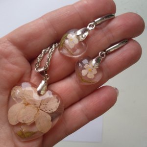 Работа Кулон и серьги с цветами персика из эпоксидной смолы