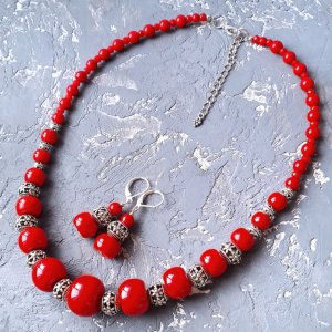 Работа Комплект ожерелье и серьги с кораллами и кристаллами