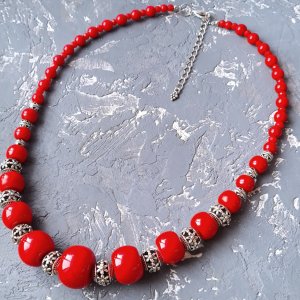 Работа Ожерелье "Цветок весны" с кораллами и кристаллами