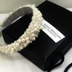 Работа Обруч с хрусталя и жемчуга