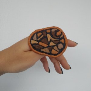 Работа Брошь коричневая ′Пятнашка′