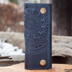 Работа Ключница кожаная темно-синяя с орнаментом тиснением Солнце
