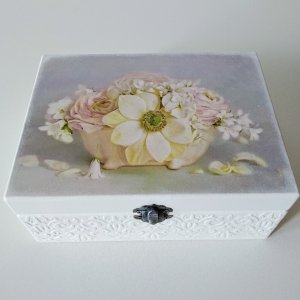 Робота Біла скринька з квітами.