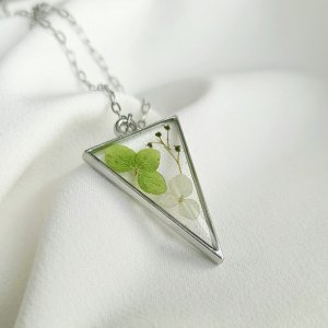 Работа Кулон из эпоксидной смолы с цветами, кулон на подарок