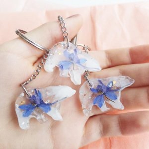 Работа 1 Брелок медведь с цветком для ключей или сумки