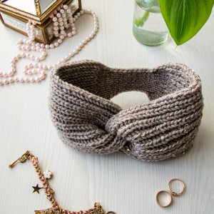 Работа Вязаная повязка с зауженной задней деталью