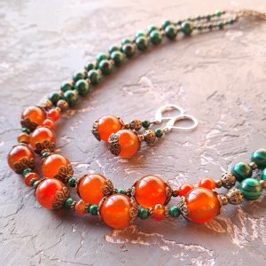 Работа Ожерелье и серьги из натурального сердолика и малахита