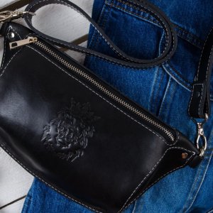 Работа Кожаная сумка бананка