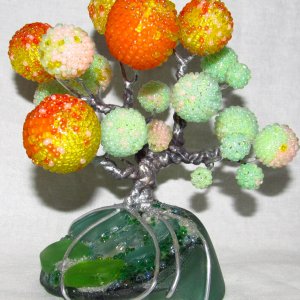 Работа Дерево с оплетенных бисером бусин