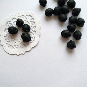 Работа Черные бутоны из полимерной глины