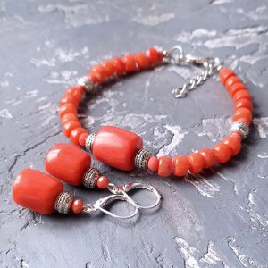 Работа Браслет и серьги с натуральными большими кораллами