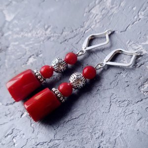 Работа Серьги с натуральными кораллами и серебряными застежками № 390