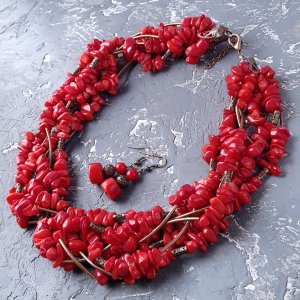 Робота Пишне семирядне намисто і сережки з натуральних коралів