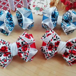 Работа Красивые бантики под вышиванку