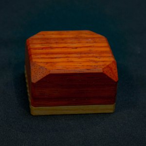 Робота Персоналізований футляр для кілець з червоного дерева