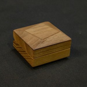 Работа Персонализированный футляр для колец из американского ореха