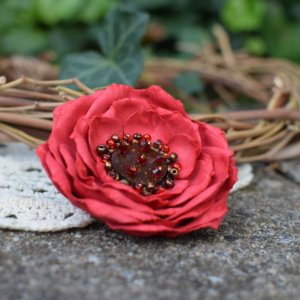 Работа Брошь красная, цветок красная, заколка цветок, подарок