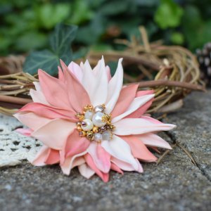 Работа Брошь нежная персиковая, брошь цветок, подарок, заколка